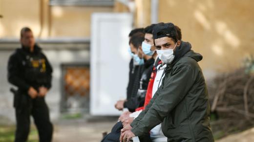 Mezi migranty v současné době podle cizinecké policie Milana Majera převažují Syřané, kteří se většinou dlouhodobě zdržovali v Turecku a nyní míří většinou do Německa