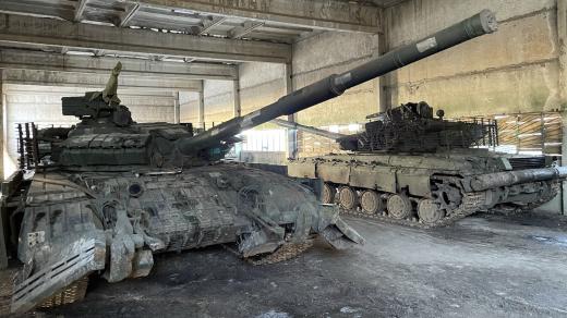Tanky T-64 na vojenské základně na východě Ukrajiny.