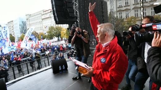 Šéf odborů Josef Středula na demonstraci na Václavském náměstí