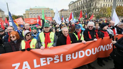 Protestní pochod, v čele předák ČMKOS Josef Středula
