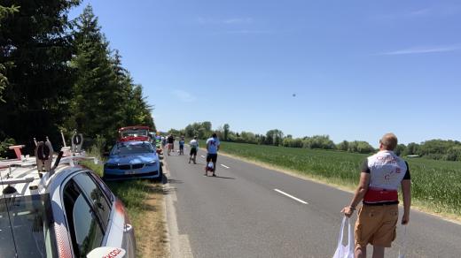 Servismani na občerstvovací stanici Tour de France
