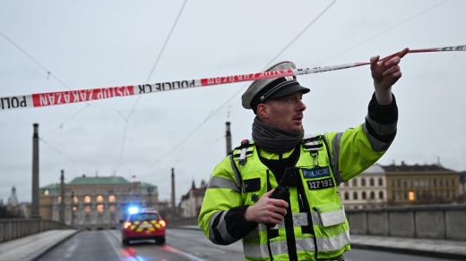 Policie uzavřela Mánesův most vedoucí k budově Filozofické fakulty UK