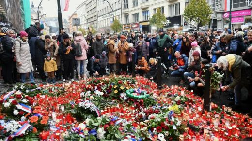 Po poledni už svíčky u památníku 17. listopadu zasahovaly až do silnice a lidí přibývalo