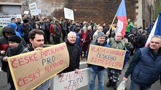 Živíme tuto zemi, stojí na jednom z transparentů protestujících zemědělců před Úřadem vlády