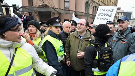 Ministr zemědělství Marek Výborný mezi demonstranty před Úřadem vlády