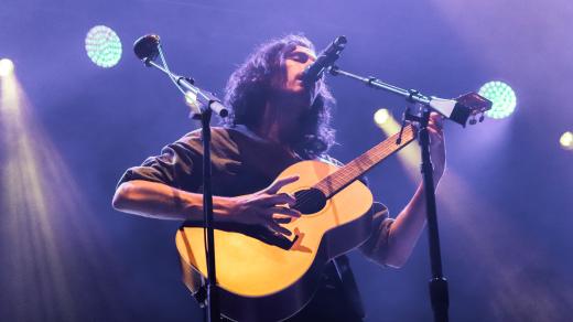 Zpěvák Hozier poprvé vystoupil v Česku. Zahrál ve Forum Karlín.