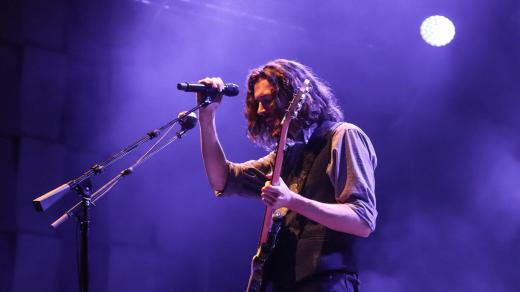 Zpěvák Hozier poprvé vystoupil v Česku. Zahrál ve Forum Karlín.