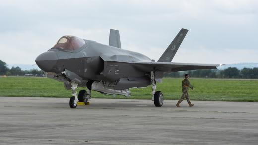 F-35 Lightning II disponuje rozsáhlým arsenálem, který může být tvořen variací raket vzduch-země, vzduch-vzduch, protitankových střel nebo pumami menších a středních velikostí