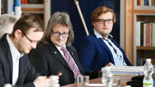 Děkan Miroslav Ševčík na zasedání národohospodářského akademického senátu