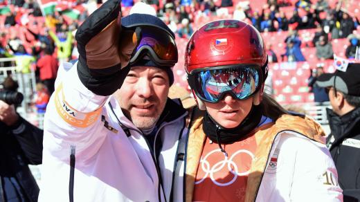 Ester Ledecká s trenérem Tomášem Bankem na olympiádě v Pchjongčchangu