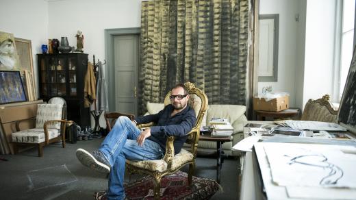 Jeho ateliér nikdy nesloužil jako útulný koutek na meditování, jak sám říká. Ba právě naopak. „Moje prostory byly takové nahrubo nebo trochu brutální,“ popisuje český malíř Jakub Špaňhel.