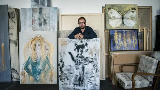 Posledních pět let tvořil Špaňhel v pražské Hostivaři. I tam, stejně jako po většinu své umělecké kariéry, se zabydlel ve velké průmyslové hale.