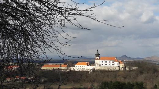 Na Novém Hradě v Jimlíně u Loun letos lákají na výstavu strašidelných bytostí.