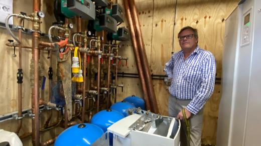 Každý obyvatel North Astonu má doma tepelné čerpadlo. Na snímku je Andrew Collins, který celý projekt navrhl a vybudoval