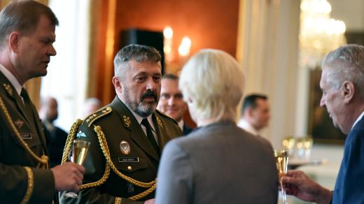 Bývalý náčelník generálního štábu Josef Bečvář (vlevo), jeho nástupce Aleš Opata (druhý zleva), ministryně vnitra v demisi Karla Šlechtová (za ANO) a prezident Miloš Zeman si připíjejí po jmenování náčelníka štábu na Pražském hradě.
