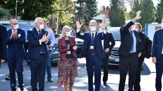 Miloš Vystrčil se zdraví s příznivci, kteří ho po návratu z Tchaj-wanu přišli přivítat k letišti Kbely.