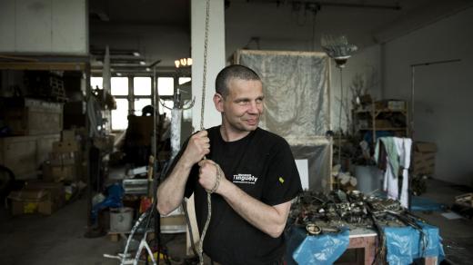Dříve tvořil Krištof Kintera v MeetFactory. To sice považuje za důležité místo pro kulturní dění, je to ale prostor, kde je stále živo a klid pro práci umělce tam podle svých slov nenacházel.