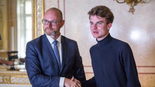 Ministr školství Robert Plaga a Karel Kovář v dokumentu Kovy řeší dějiny