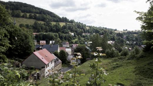 Při průjezdu Jáchymovem zarazí prázdná místa po zbořených domech i počet těch, které by potřebovaly nutnou opravu. Chybí tu třeba holičství, více cukráren a kaváren, návštěvník se tak nevyhne pocitu tíhy z pohnuté historie celých Sudet 