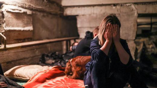 Lidé na Ukrajině se před ruským bombardováním ukrývají do sklepů, prostor metra i dalších bunkrů