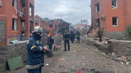 Domům po ruském útoky nezůstaly střechy. Zničená je však celá naprosto ulice