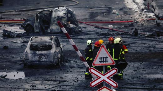 Záchranáři pracují na místě ruského raketového útoku v Kyjevě, 23. listopadu 2022