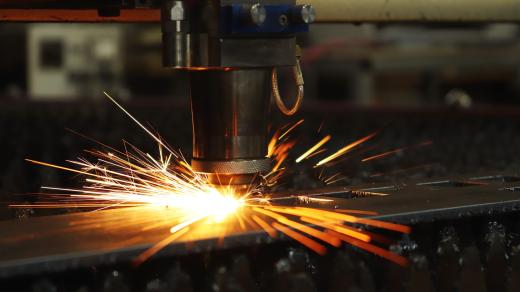 Výroba, továrna, kov, průmysl, stroj (ilustrační foto)