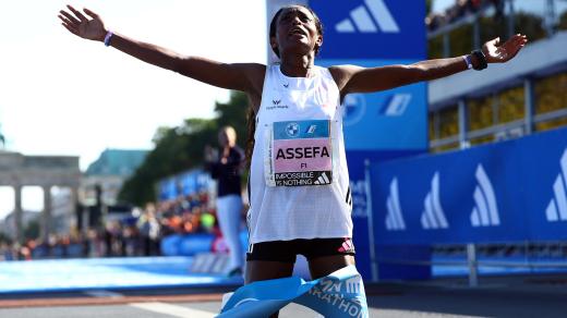 Etiopská běžkyně Assefaová po zaběhnutí nové světového rekordu v maratonu v Berlíně
