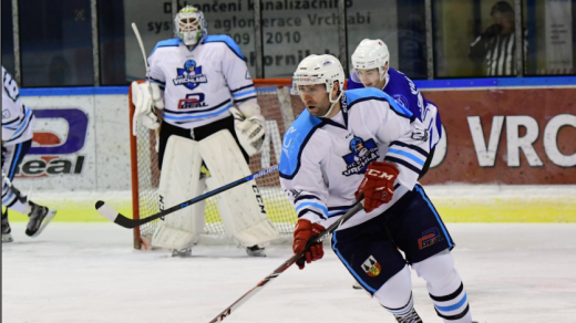 Jaroslav Bednář (vpředu) v dresu druholigového Vrchlabí během zápasu s Jabloncem
