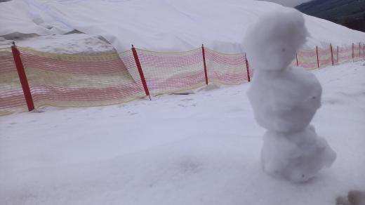 Hromada sněhu naskladněná na léto v ski areálu Monínec na Příbramsku