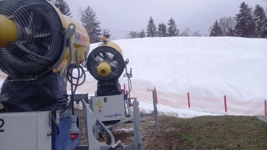 Hromada sněhu naskladněná na léto v ski areálu Monínec na Příbramsku