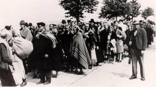 Odsun Němců z Brna na historickém snímku.