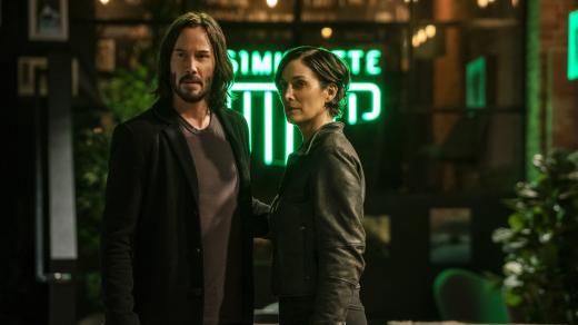 Keanu Reeves a Carrie-Ann Moss ve snímku The Matrix Resurrections