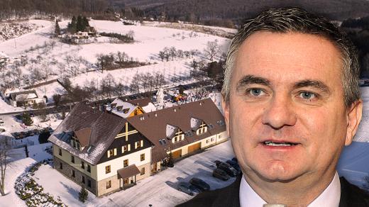 Hradní kancléř Vratislav Mynář, na pozadí penzion Malovaný