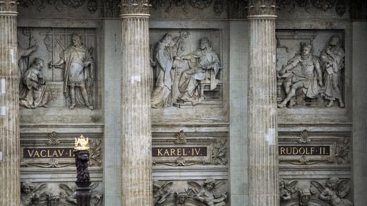 Tři výjevy nad vchodem muzea. Vlevo je založení cisterciáckého Zbraslavského kláštera Václavem II na konci 13. století, uprostřed založení Karlovy univerzity v roce 1348 Karlem IV a napravo Rudolf II a alchymisté.