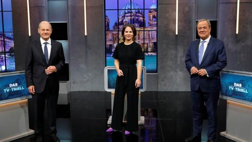 Zleva  německý ministr financí a kandidát na kancléře za německou sociální demokracii (SPD) Olaf Scholz, spolupředsedkyně Zelených Annalena Baerbocková a Armin Laschet z CDU