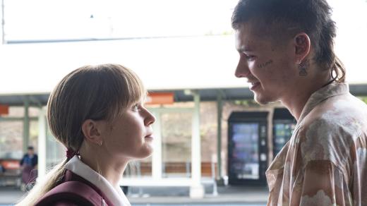 Eliza Scanlen a Toby Wallace ve snímku Než skončí léto