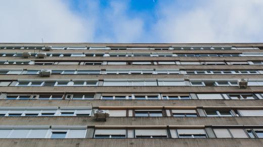 Ceny nájmů i bytů vzrostly za poslední rok až o dvacet procent. Na počet uzavřených hypoték to ale zásadní vliv nemá. Půjčku na bydlení si totiž v červenci vzalo přes sedm tisíc lidí.