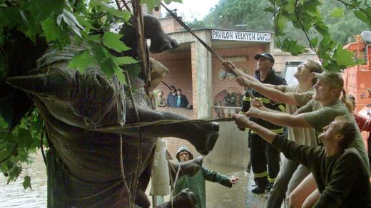 Evakuace nosorožce z pražské ZOO při povodních, 13. srpen 2002