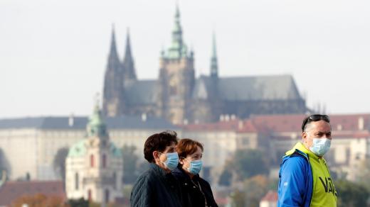 Lidé nosí kvůli vládním nařízením roušky i venku