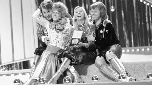 Švédská popová skupina ABBA. Zleva: Benny Andersson, Anni-Frid Lyngstadová, Agentha Faltskogová a Bjorn Ulvaeus