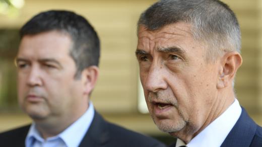 Šéf ČSSD a ministr vnitra Jan Hamáček (vlevo) a premiér a šéf hnutí ANO Andrej Babiš