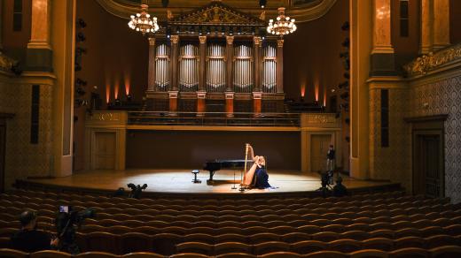 Hudebníci České filharmonie vystoupili v pražském Rudolfinu na benefičním koncertu pro dvě pražské a dvě brněnské nemocnice bojující s epidemií koronaviru. Kvůli zákazu pořádání společenských akcí hráli před prázdným hledištěm
