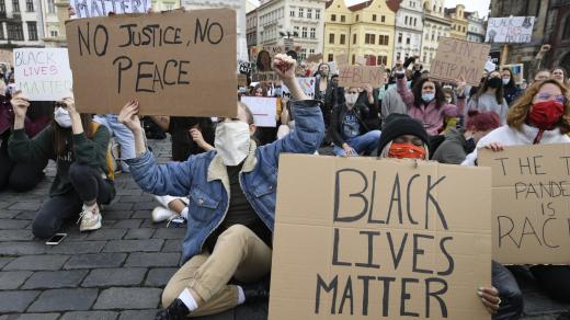 Několik set převážně mladých lidí protestovalo v sobotu proti policejnímu násilí a rasismu v USA i v dalších zemích