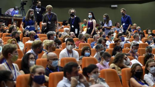 Diváci v rouškách před zahájením festivalu projekcí filmu Havel