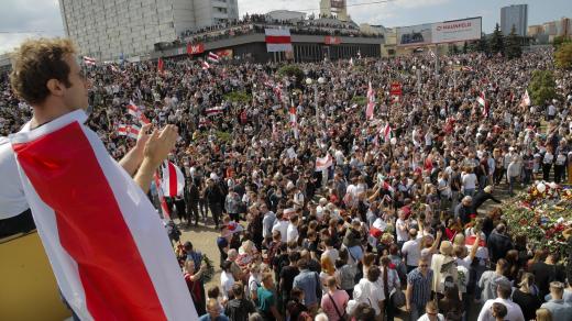 Tisíce lidí se v sobotu v běloruské metropoli Minsku přišly rozloučit s Aljaksandrem Tarajkouským, který zemřel v pondělí při zásahu policie proti protestujícím