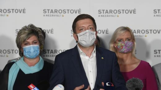 Tisková konference hnutí STAN k výsledkům krajských a senátních voleb. Na snímku jsou (zleva) Věra Kovářová, Vít Rakušan a Petra Pecková