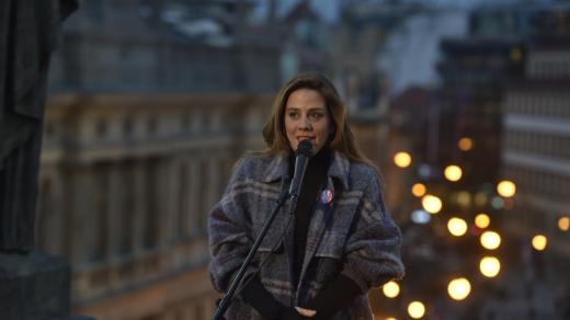 Aneta Langerová zazpívala ze střechy Národního divadla Modlitbu pro Martu