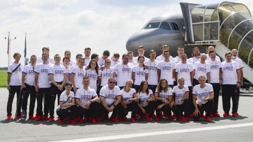 Česká výprava pózuje fotografovi 16. července 2021 na letišti v pražských Kbelích před odletem na olympijské hry do Tokia. V prostřední řadě vpravo je lékař Vlastimil Voráček, který byl prvním členem české výpravy s pozitivním testem na covid-19 po příle