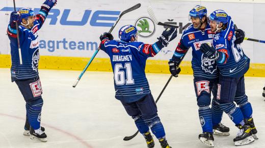Tomáš Plekanec (zleva), Cody Donaghey, Jaromír Jágr a Marek Baránek se radují z branky Kladna